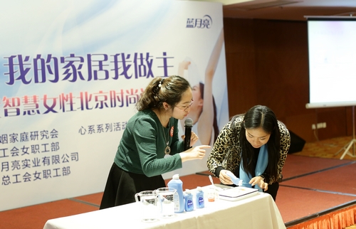 杨丹丹老师与女职工代表分享洗衣小实验