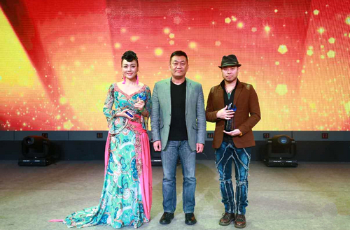 16、慈福爱心大使——音乐才女唐媛(左一)和著名音乐人龙军( 右一)