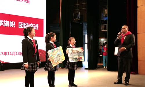 徐镱轩赞扬同学们的绘画作品，并祝愿同学们长大后为中泰友谊作出新贡献
