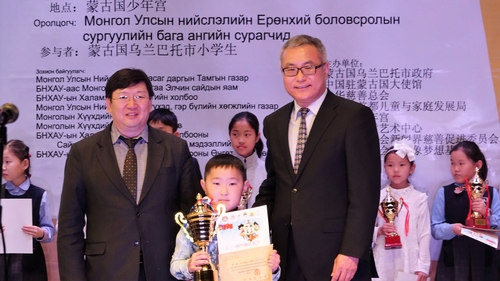 中国驻蒙古使馆临时代办杨庆东（左）、蒙古国乌兰巴托市副市长恩赫图尔为一等奖学生颁奖