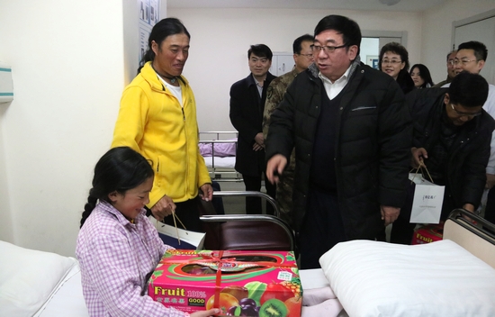 赵青山向患者赠送水果，并了解治疗情况