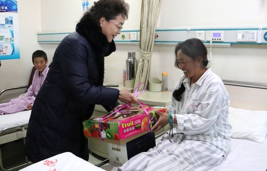 中国人民银行机关事务管理局纪委书记郭晓晶向患者赠送水果