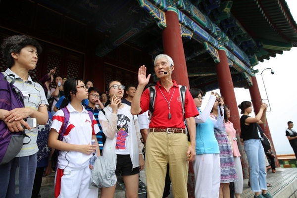 北京地理学会副理事长、历史学者朱祖希带领大家登顶景山,实地讲解