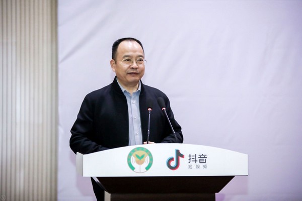 中国儿童少年基金会秘书长朱锡生致辞