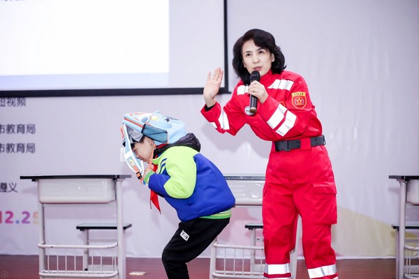 中国地震学会科普工作委员会委员、高级工程师陈莉为孩子们传授地震安全知识