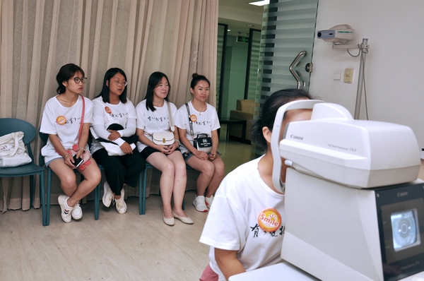 女教师享受茗视光专业眼部检查