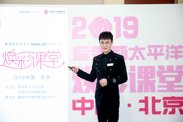 爱茉莉太平洋彩妆师为患友们生动讲解了升级后的&ldquo;焕彩&rdquo;学术教案