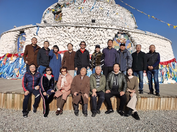在贺兰草原采风,背后是高大的敖包