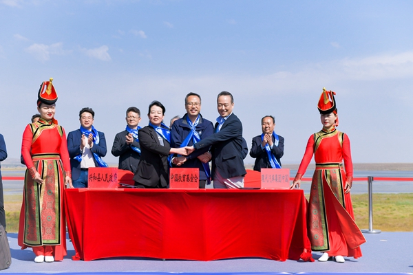 图五，签约照片
