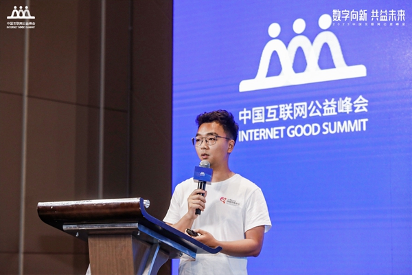 图片八：马边彝族自治县扶贫开发协会副秘书长倪亚菲