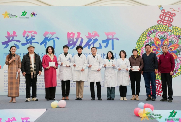 颁发志愿者证书 (2)